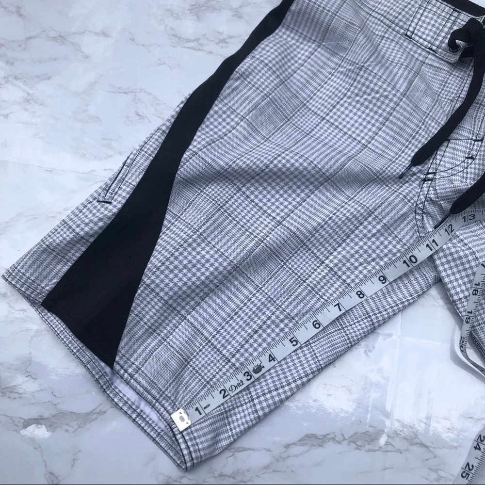 O’neill black and plaid men’s swim board shorts size 28